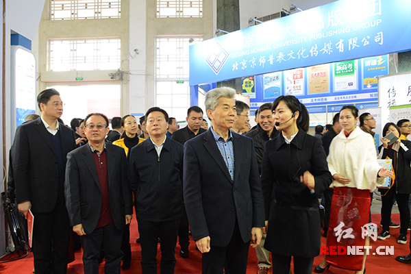 3月18日，第二十三届长沙图书交易会在湖南省展览馆开幕，长沙市委常委、宣传部长张湘涛（前排左一）观展。