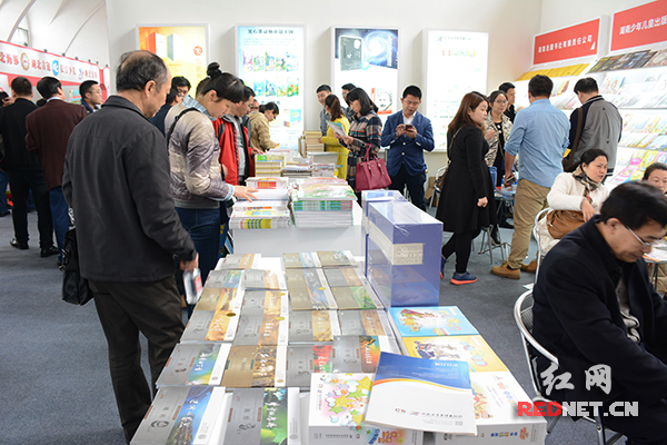 　中南出版传媒集团的展位前，顾客在挑选图书。本次展会，中南传媒共8家出版单位参展，展出1200余种图书。
