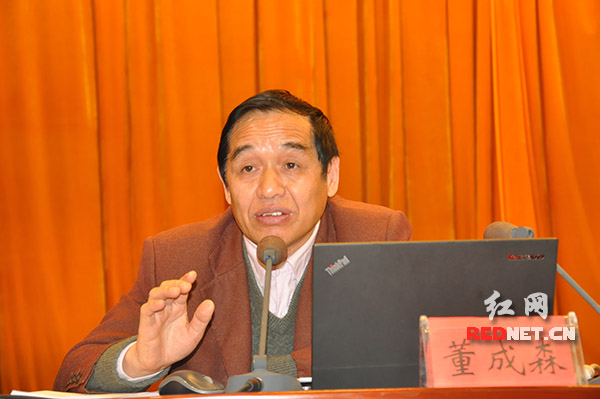 湖南省农业委员会农村经营管理处处长董成森解读培育新型农业经营主体的若干问题。