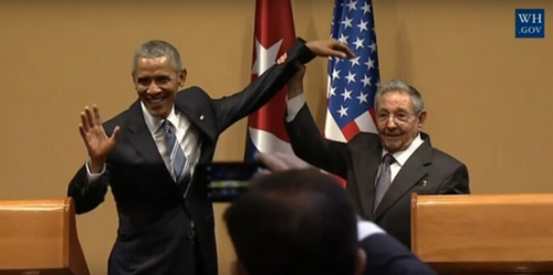 奥巴马在记者会上握手时遭遇“尴尬”。
