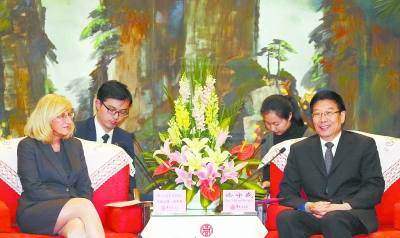 3月23日，省委书记、省人大常委会主任徐守盛在长沙会见以奥地利联邦议会副议长英格利特·温克勒为团长的奥中友好协会高级人士代表团一行。 湖南日报记者 张目 摄