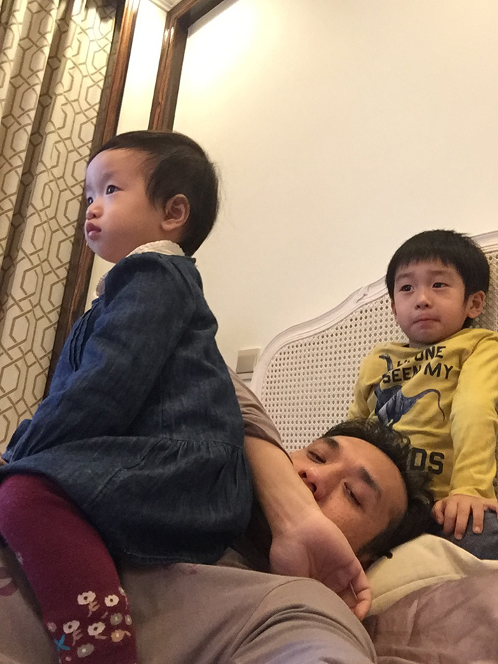 黄觉成“人肉座椅”