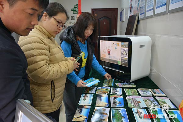 长沙市民正在免费申领“把美丽湖南寄出去”主题明信片。