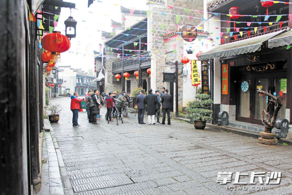 一部民国题材的电视剧近日在靖港古街开拍，导游说已经有多部电影、电视在此取景。长沙晚报记者 颜开云 摄