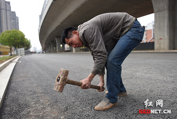 长沙万家丽全线清查路面螺栓。