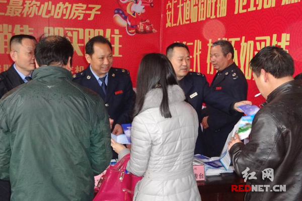 安仁县国地税局联合为纳税人解答各类涉税问题，宣传税法。