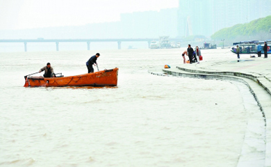  3月24日，长沙市湘江风光带风帆广场段，一艘小船准备靠岸，亲水平台距离水面只剩下两级台阶的高度。受近期强降雨影响，湘江水位持续上涨。预计湘江长沙站将于25日凌晨迎来今年首个洪峰，洪峰水位在33.5米左右（警戒水位36米），相应流量每秒11000立方米，提前开启了“桃花汛模式”。届时，浏阳河、捞刀河、沩水各主要支流控制站水位均有小幅上涨。