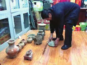 陕西男子自家后院挖出汉代古墓 盗13件文物被拘
