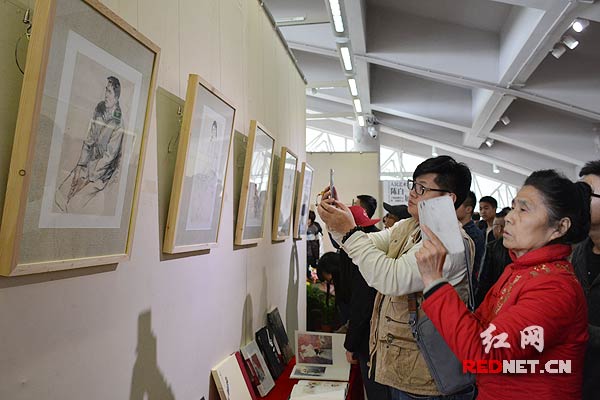 与会领导和嘉宾一同观看作品展。