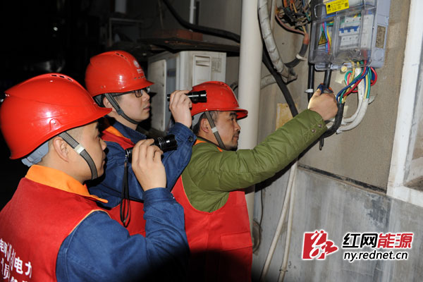 长沙县供电公司三名“电医生”一同查找跳闸故障