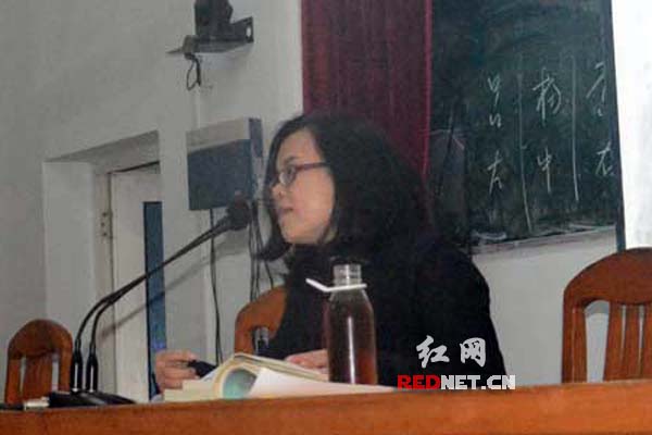 近日，知名女作家、长沙晚报副刊资深编辑奉荣梅女士来到母校道县一中，为文学社的学弟学妹讲授了一堂生动的做人、作文课。