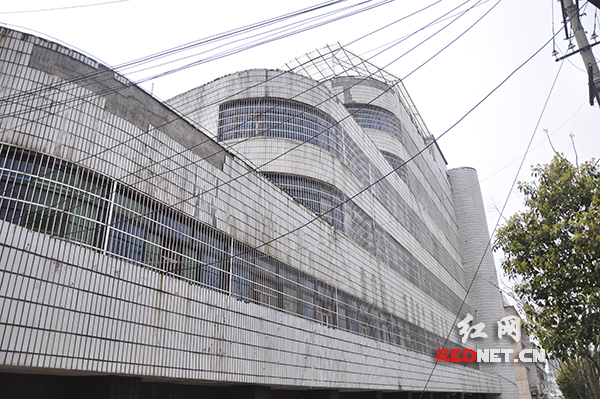 在位于岳阳市平江县的这栋老式大楼内，20名民警、81名协警和30名医务人员为448名精神障碍患者进行救治、康复工作。