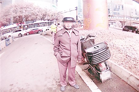 奇葩男子无证驾驶摩托想瞒天过海竟手绘号牌（图）