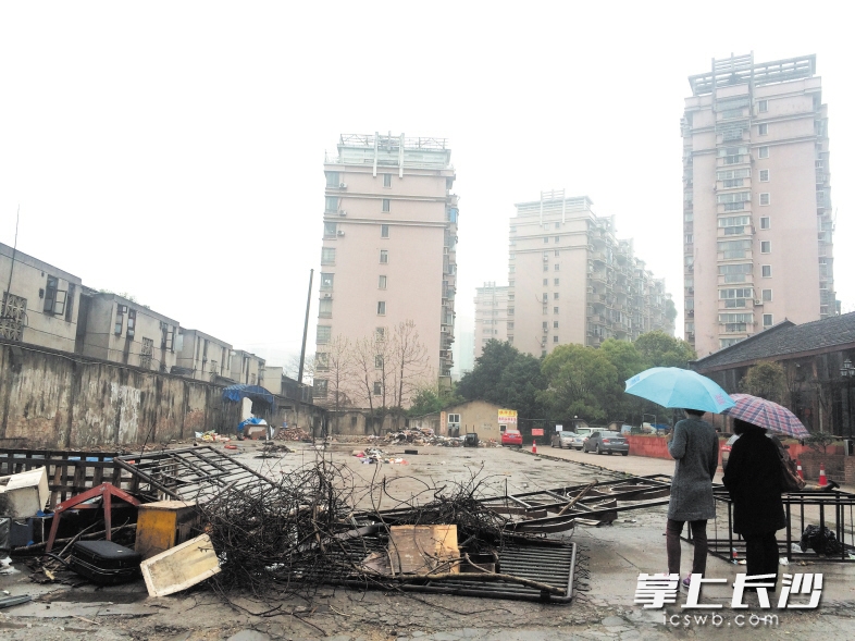 这片空地本是湘银嘉园小区的一处停车场,由于开发商将其出租,该处入口已被他人用铁架、铁丝挡住,业主无法停车。 长沙晚报帮帮团记者 聂映荣 摄