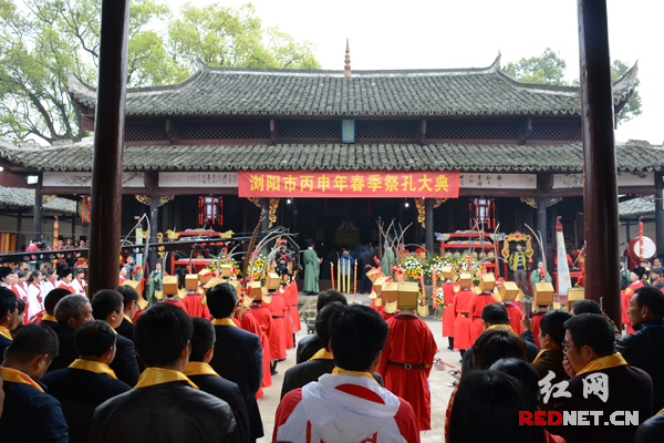 春季祭孔大典在浏阳市达浒镇金石村圣庙组的孔氏家庙举行，这里是湖南省内唯一一座孔氏家庙，有400余年历史。