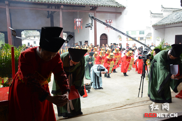 此次春季 祭孔大典持续一个小时，沿袭了古风古礼。
