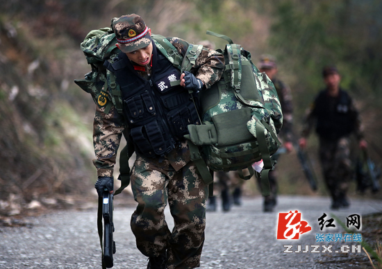 【直击武警特战集训队“魔鬼周”】突破生理心理极限（图）