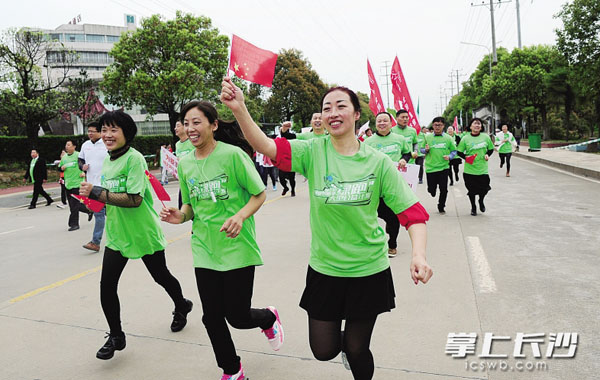 昨日，在浏阳经开区举行的公益绿跑活动吸引近2000名跑友参加。　　长沙晚报记者 石祯专 实习生 马清文 摄影报道