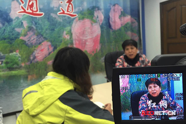 扎根气象工作38年，徐淑霞曾任通道县气象局局长，图为她在接受媒体采访。