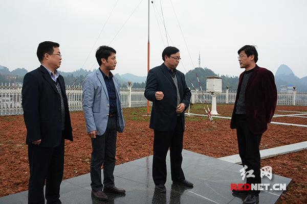 湖南省气象局总工程师汪扩军（右一）、通道县副县长杨长青（右二）考察通道县气象局国家基本气象观测站。