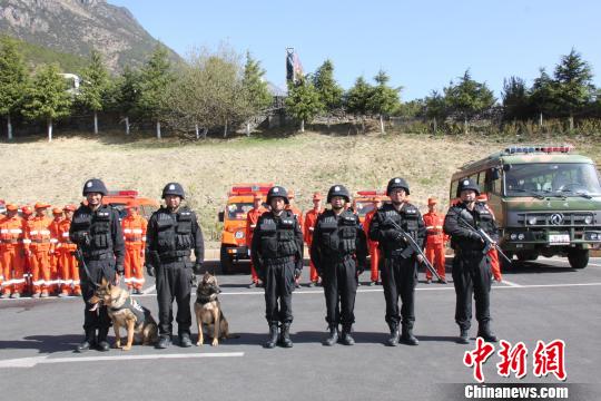 云南森林公安启动“无火清明”武装巡护出动直升机