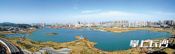 西湖文化园曾是长沙最大的渔场,2007年,市委、市政府抱着“宁要绿水青山,不要金山银山”的坚定信念,果断决策,从开发商手中收回土地,投入26亿元,进行湖体清淤、环境和流域整治,在城中央建设起一座全新的公园,成为“还湖于民”的重大民生工程。