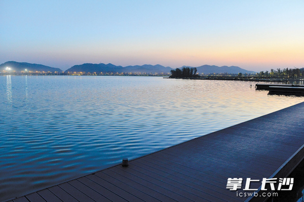 梅溪湖波光潋滟,水天一色。闲暇时光,携家人与三五好友,或漫步或骑行梅溪湖畔,你会惊讶这里的水生态环境是如此之好。均为长沙晚报记者 陈飞 摄