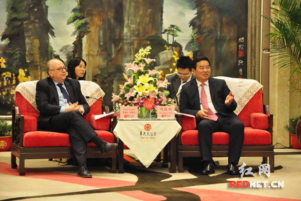 湖南省副省长何报翔在长沙会见世行代表团一行。