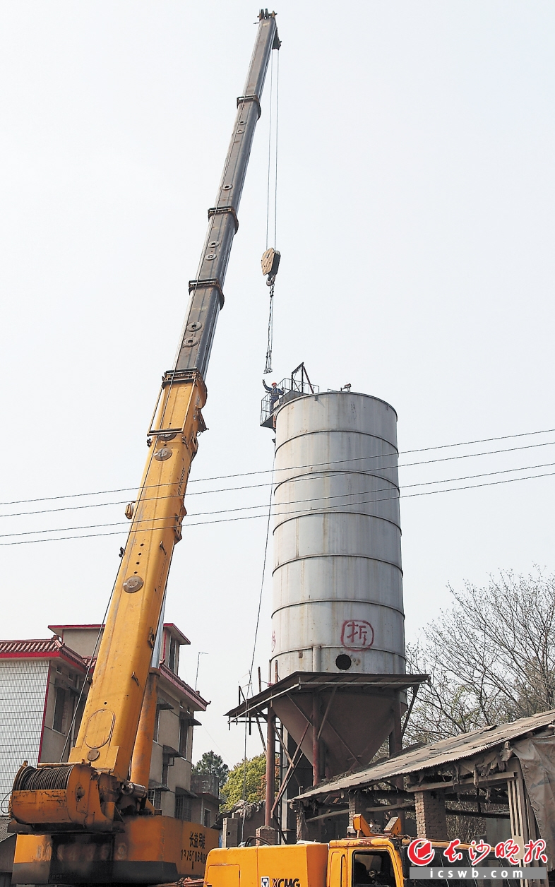 　　违规且污染环境的水泥灌装厂被依法拆除。 长沙晚报记者 陈飞 摄