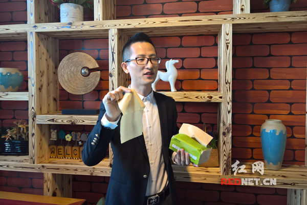 天然工坊负责人在介绍公司产品和销售模式。