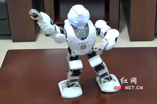 舞动的Alpha1S可编程人形机器人。