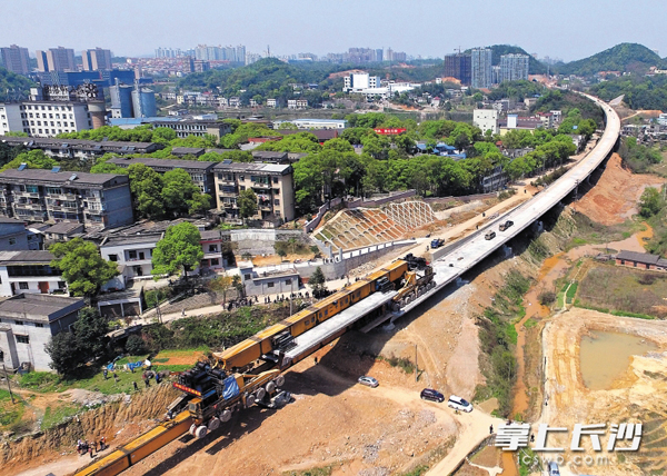 昨日，长株潭城际铁路最后一榀箱梁在株洲市芦淞区田牛坡大桥架设成功，标志着长株潭城铁全线架梁贯通。 长沙晚报记者 王志伟 摄