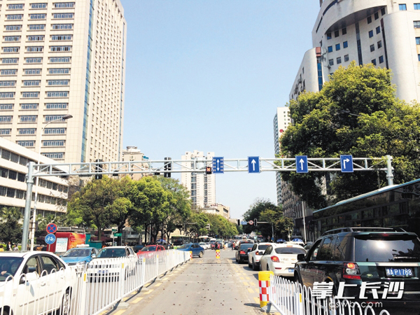 昨日，长沙首条潮汐可变车道在人民路上试行。 长沙晚报通讯员 为薇 摄