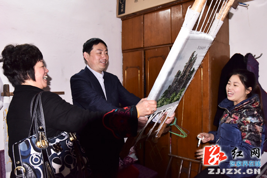 王志刚就土家刺绣发展进行专题调研