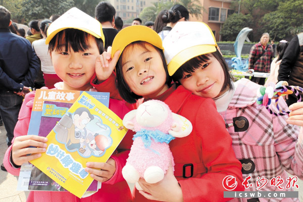 童心志愿者展示自己带来的义卖物资。 长沙晚报记者 卜劲文 通讯员 杨威 摄
