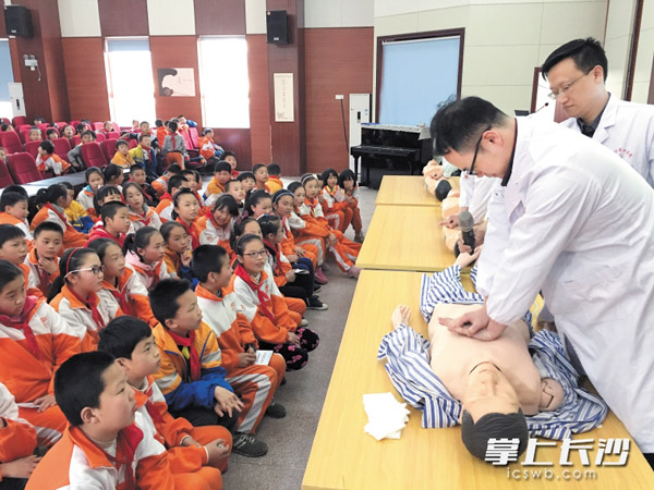 在“现场救护——第一目击者行动”急救公益讲堂上，长沙市第四医院急救专家为长沙博才白鹤小学师生演示心肺复苏。长沙晚报记者 彭放 摄