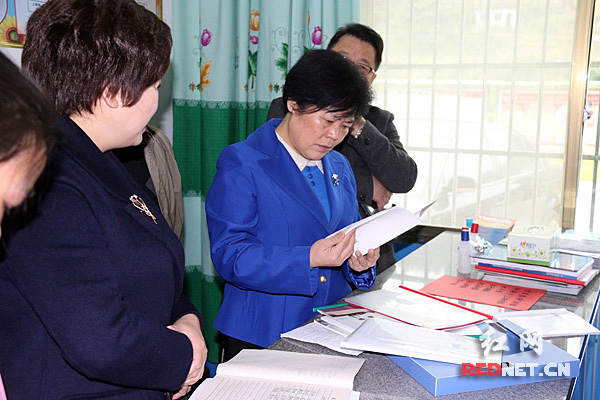 伍美华（中）还视察了杏子铺镇西塘村便民服务站。