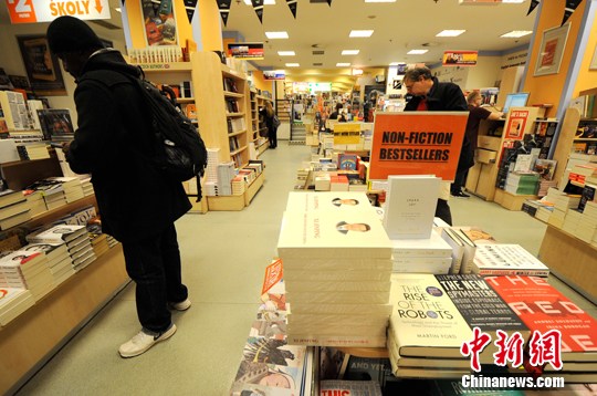 捷克最大的NeoLuxor书店的非虚构类畅销书柜台上，《习近平谈治国理政》英文版等来自中国的书籍占据了半壁江山。 中新社记者 彭大伟 摄 