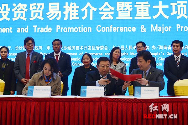 马来西亚中国丝路商会、中国东盟商务理事会、湖南省商务厅签订合作协议。
