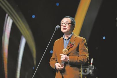 3月25日,刘慈欣获颁影响世界华人大奖。