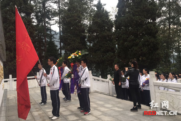 炎陵一中师生湘山公园革命烈士纪念碑前祭奠。