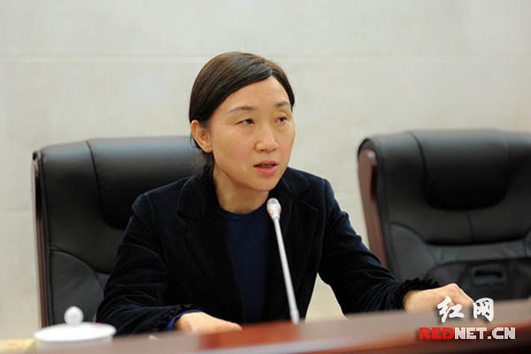 湖南省政协主席、省委常委、省委政法委书记李微微主持第一次大会。