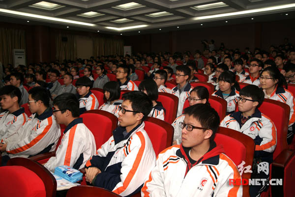 株洲二中的同学们聚精会神聆听报告