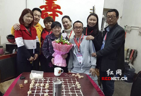 部分志愿者与失独老人唐清香合影