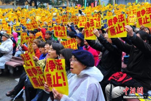 日本民众抗议安保法。