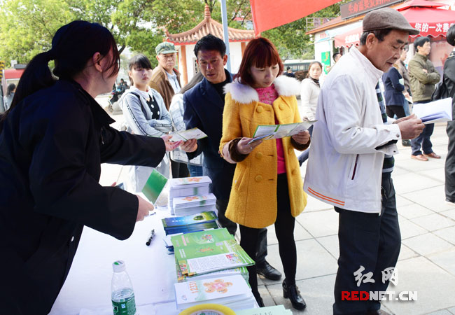 芙蓉区食药局工作人员向来往市民发放食品药品投诉举报宣传资料。
