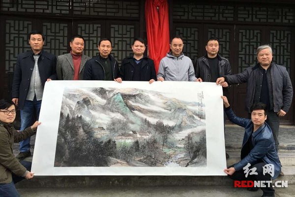 湖南省画院向保靖县委县政府捐赠画院全体画家集体创作的国画作品《夯沙烟雨》。