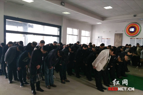 王春衡的亲人、战友及朋友在其灵前鞠躬。