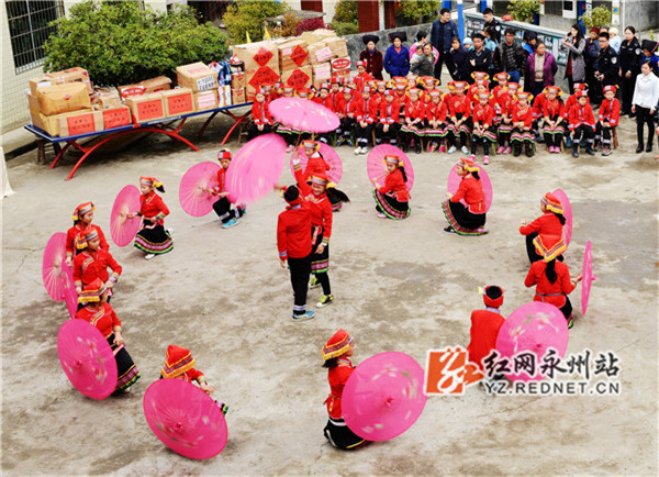 文化扶贫进瑶乡，学生们才艺展示跳《伞舞》