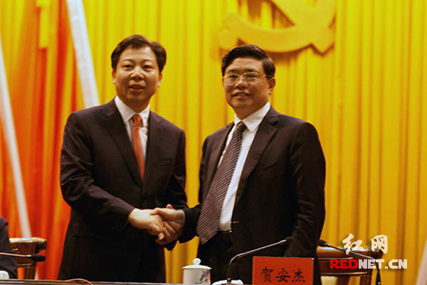 新老书记亲切握手。